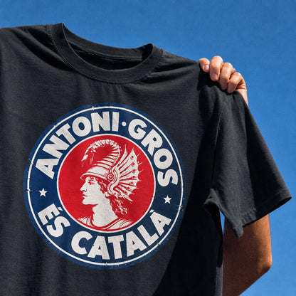 Samarreta «Antoni Gros és català» amb el cel blau de fons