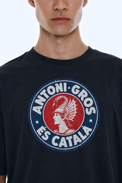 Samarreta negra «Antoni Gros és català» de Quatre-Catorze, vista frontal