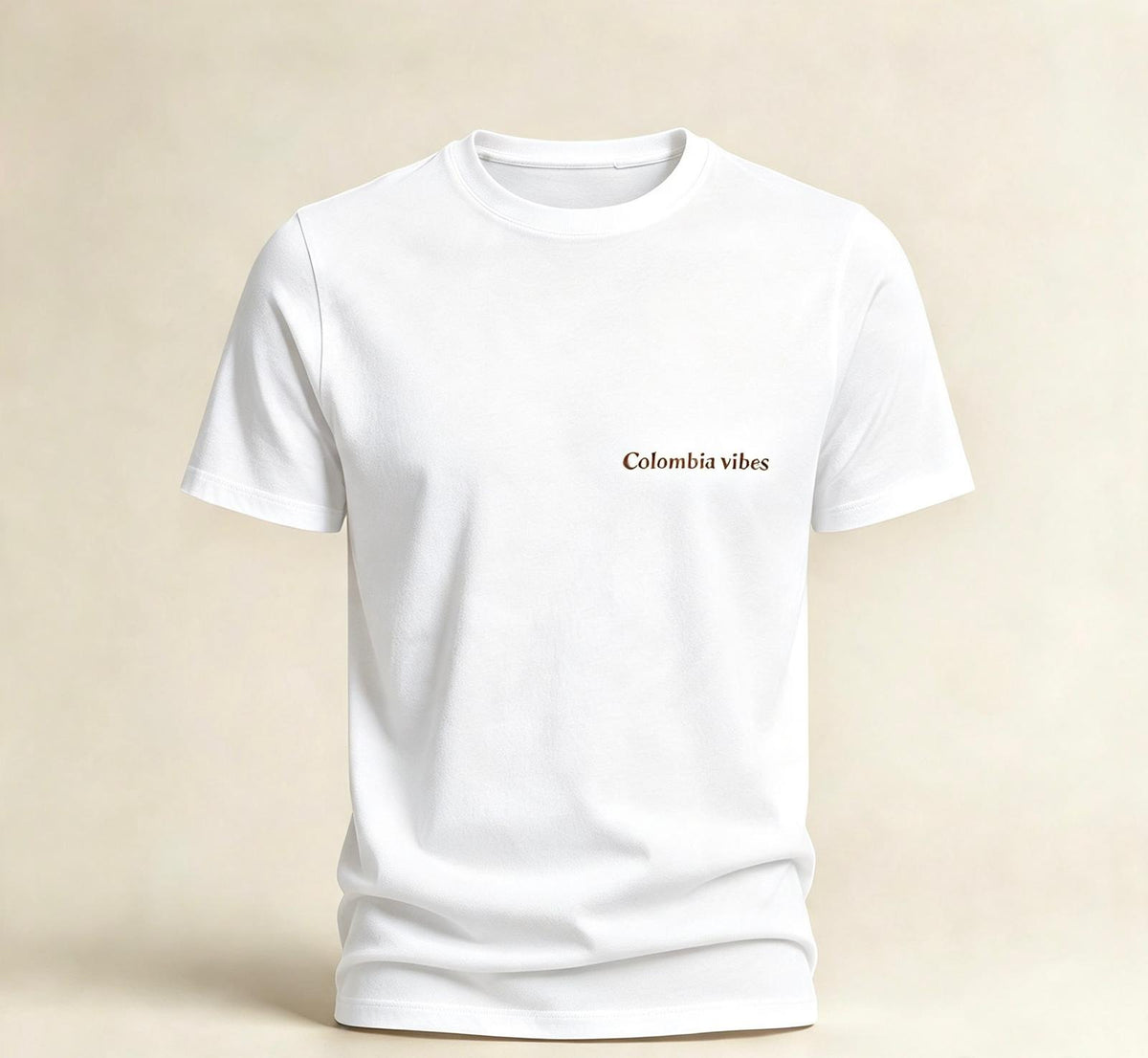 Camiseta "Parcerito · La buena vida" · Blanca — «Colombia vibes» en el pecho