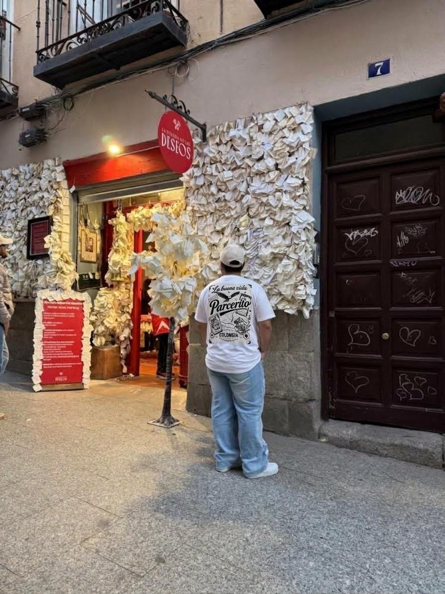 Camiseta "Parcerito · La buena vida" · Blanca — foto real, espalda