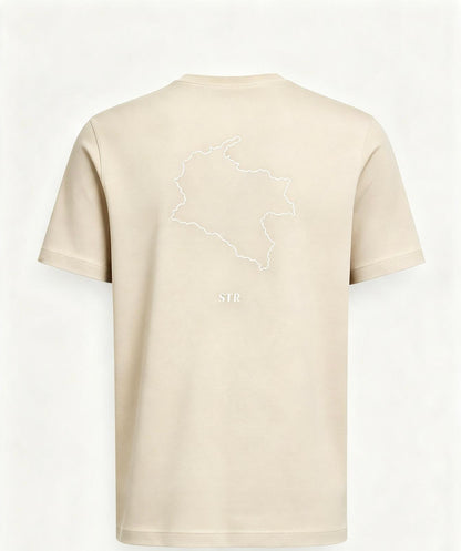Camiseta "Raíces compartidas" · Beige — silueta de Colombia y STR en la espalda
