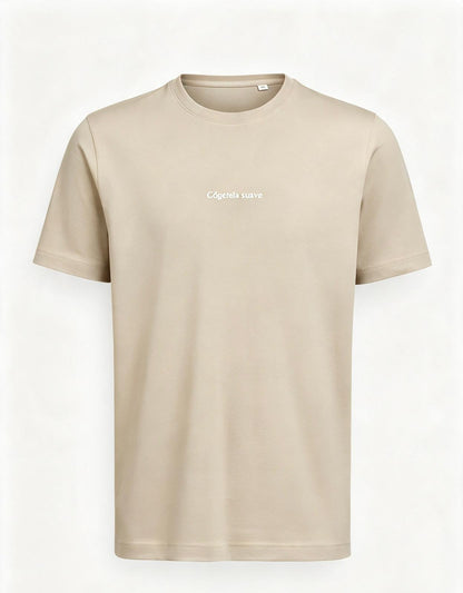 Camiseta "Raíces compartidas" · Beige — «Cógetela suave» en el pecho