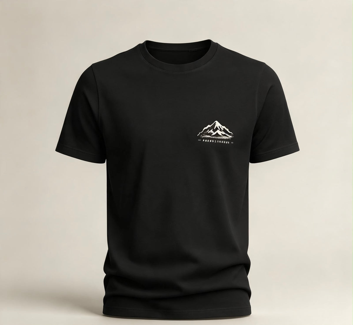 Camiseta "Naturaleza Salvaje" · Negra — montaña nevada pequeña en el pecho izquierdo