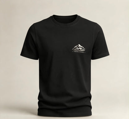 Camiseta "Naturaleza Salvaje" · Negra — montaña nevada pequeña en el pecho izquierdo