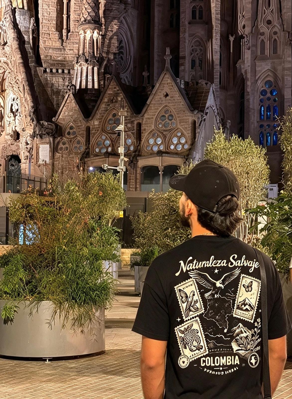 Camiseta "Naturaleza Salvaje" · Negra — foto real, diseño «Naturaleza Salvaje» en la espalda