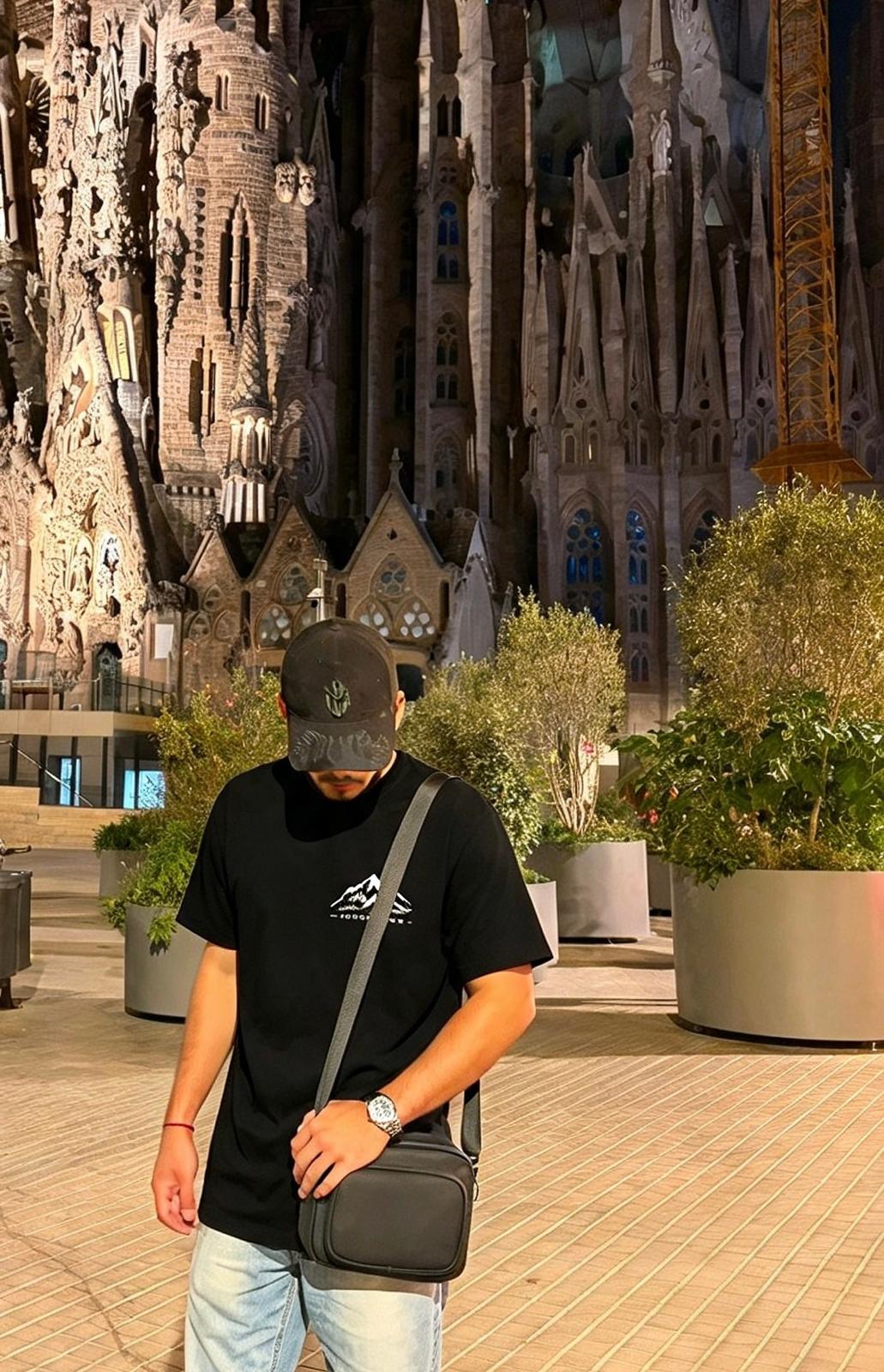 Camiseta "Naturaleza Salvaje" · Negra — foto real, montaña en el pecho