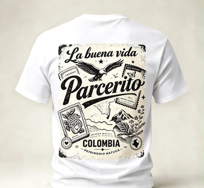 Camiseta "Parcerito · La buena vida" · Blanca — cartel «La buena vida · Parcerito» en la espalda