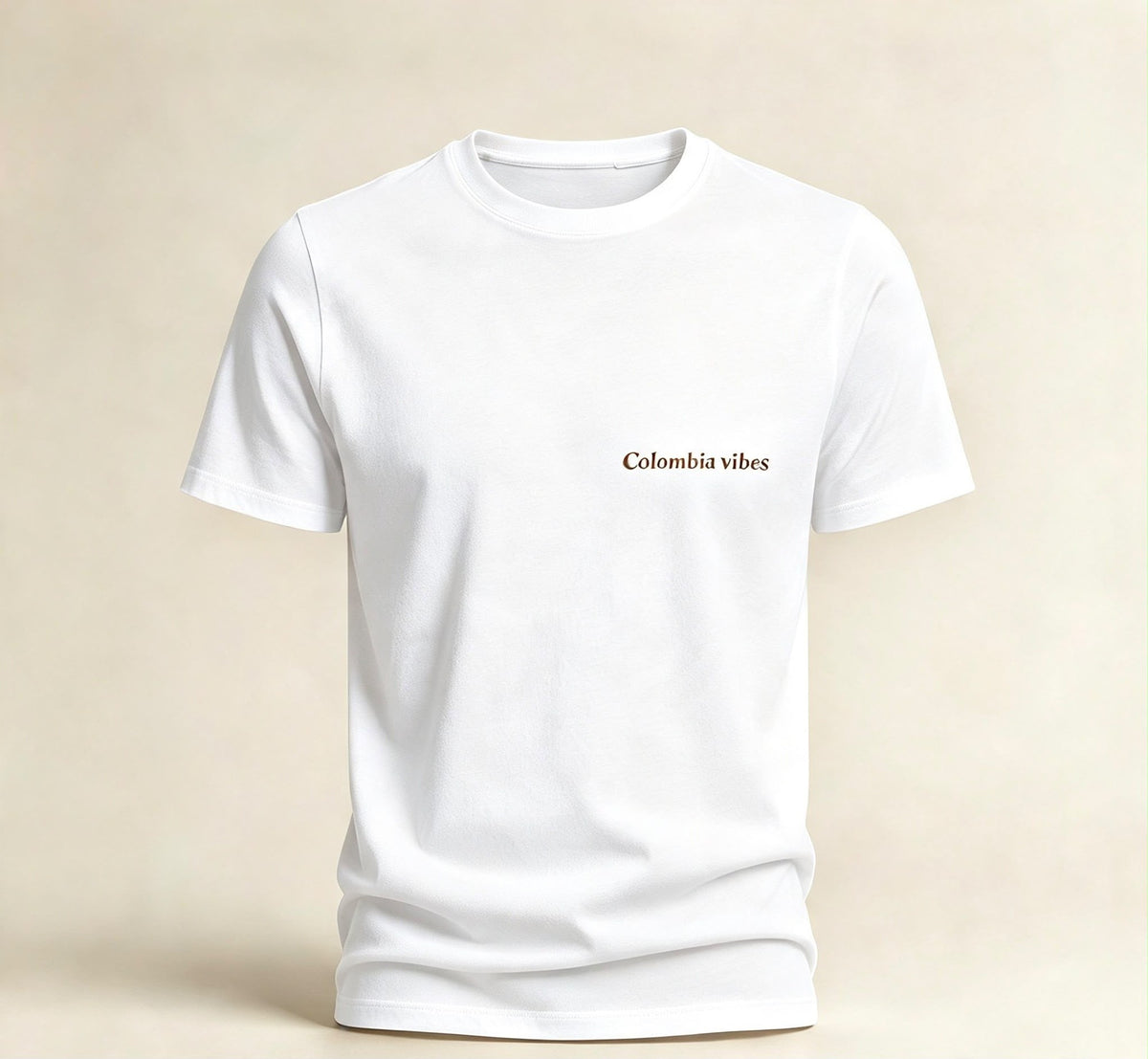Camiseta "Parcerito · La buena vida" · Blanca — «Colombia vibes» en el pecho izquierdo
